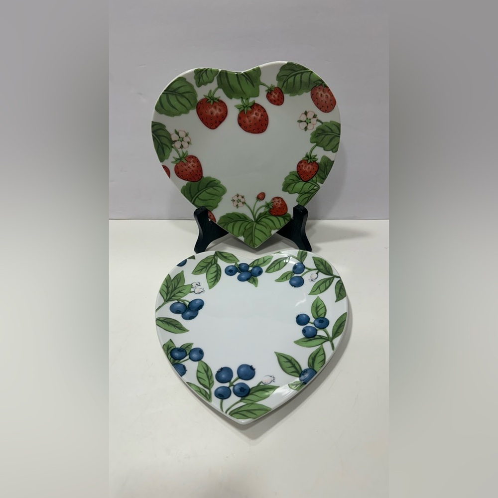 2 William Sonoma Berry Heart Shaped Plates Buleberry Strawberry Made In Japan